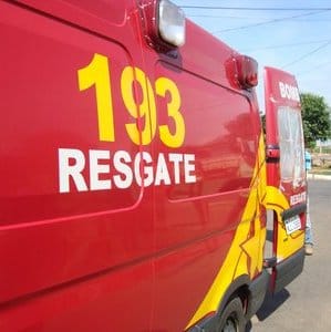 Irmãs adolescentes ficam feridas após acidente entre carro e bicicleta elétrica