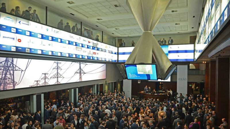 Ibovespa volta aos 174 mil pontos com aposta na Selic, e dólar cai