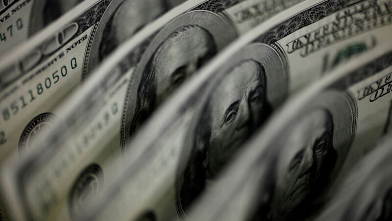 Dólar sobe para R$ 5,11, e bolsa fica estável, apesar de tensão global