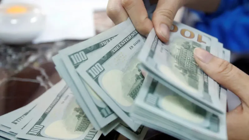 Dólar fecha no maior valor em duas semanas com queda no petróleo