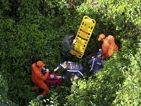 Bombeiros resgatam mulher desaparecida em área de mata de difícil acesso