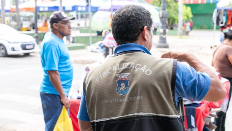 Fiscalização orienta ambulantes da região central e interdita trailers abandonados em Cuiabá