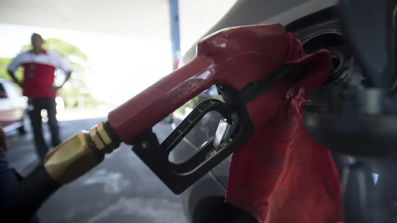 Com nova alta mundial do petróleo, governo mantém desconto na gasolina
