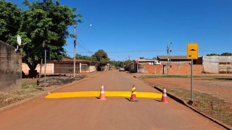 Prefeitura instala 25 quebra-molas e placas de sinalização em bairros de Várzea Grande