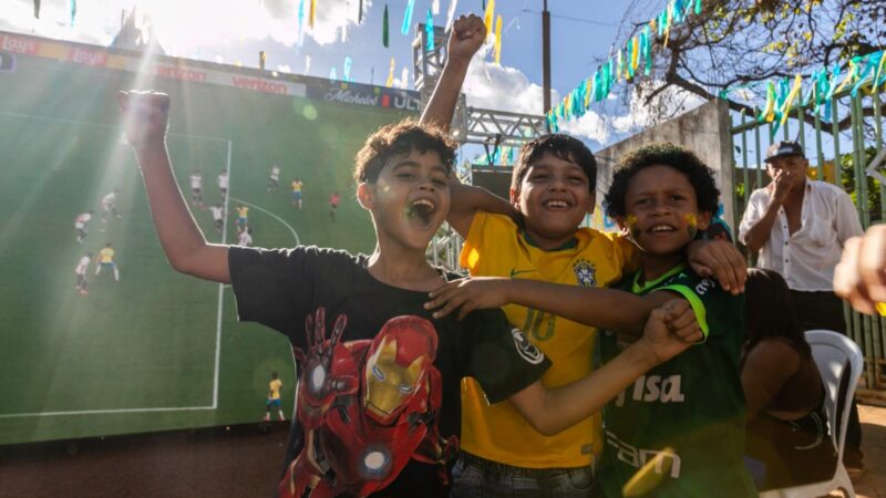 Minha Rua é Show de Bola leva telões a quatro bairros para Brasil x Noruega em Cuiabá