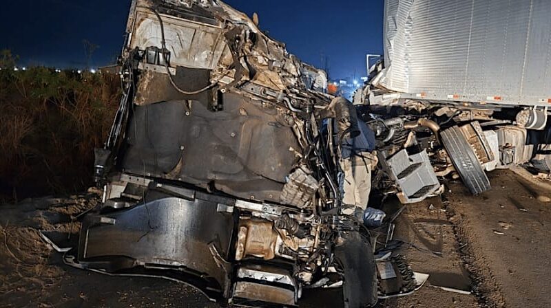Colisão frontal entre duas carretas deixa dois feridos na BR-163; um em estado grave