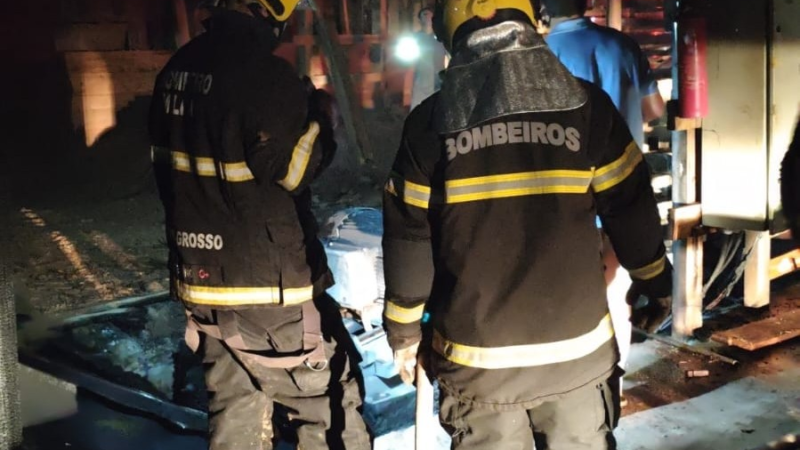 Corpo de Bombeiros combate incêndio em madeireira durante a madrugada em Sinop