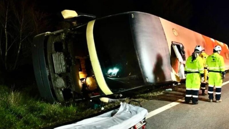 Motorista perde controle, tomba ônibus com 36 passageiros e deixa nove feridos em MT