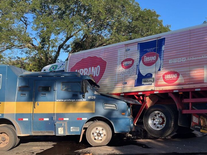 Motorista de carro-forte fica ferido após colisão com caminhão baú em VG