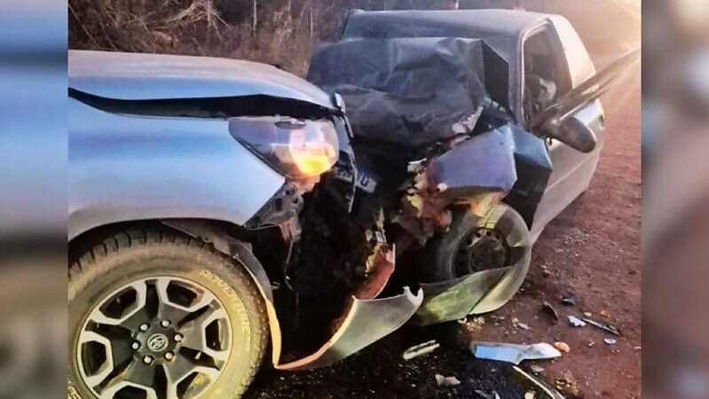 Batida frontal entre Gol e caminhonete Hilux mata dois jovens no interior de MT