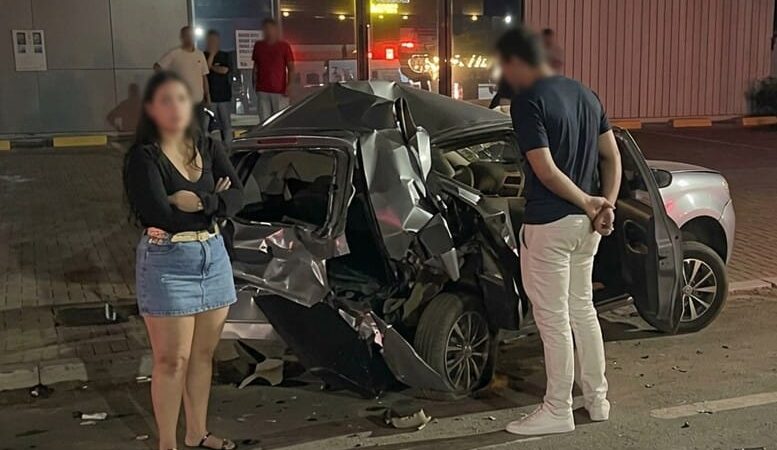Criança de quatro anos morre e mãe fica ferida após carro ser atingido por suv de luxo; condutor é preso