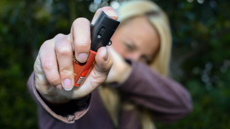 Mulheres podem comprar e usar spray de pimenta para defesa pessoal