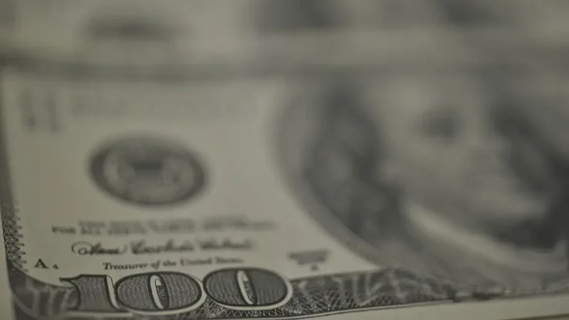 Dólar recua, bolsa cai e petróleo dispara com tensão no Oriente Médio