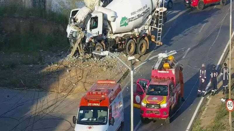 Motorista fica preso em caminhão após derrubar poste em VG; avenida é interditada