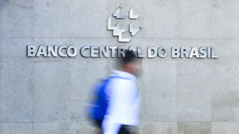 Juros das famílias seguem elevados e chegam a 64% ao ano, diz BC