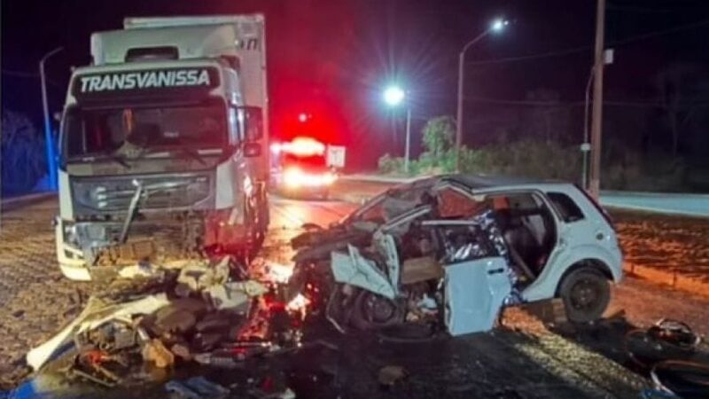 Jovem de 23 anos morre em colisão frontal entre carro e carreta em rodovia de MT