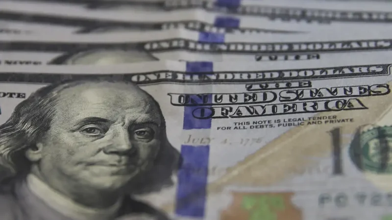 Dólar cai para R$ 5,07, no menor nível em um mês