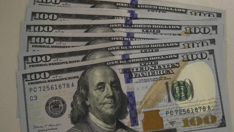 Dólar cai para R$ 5,08, e bolsa recua pela quarta vez consecutiva