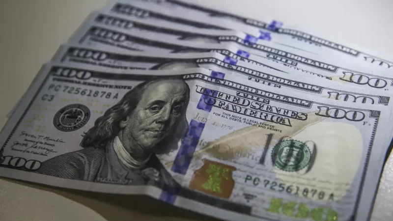 Dólar cai ao menor nível em três semanas; bolsa sobe 1,22%