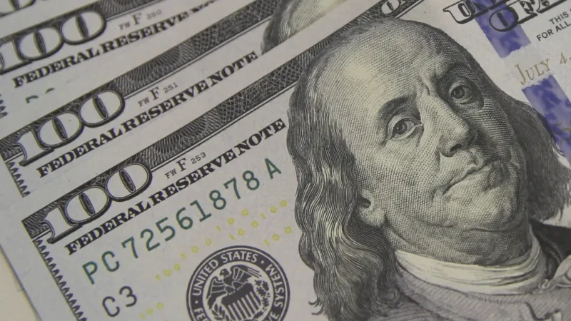 Dólar encosta em R$ 5,10 com tarifaço e tensão global