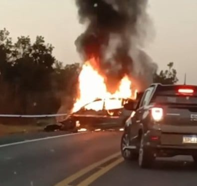 Batida entre dois veículos termina com carro em chamas e quatro pessoas mortas na MT-010; vídeos