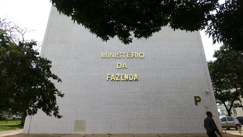 Projeção oficial de inflação sobe para 5,1%, com estouro da meta