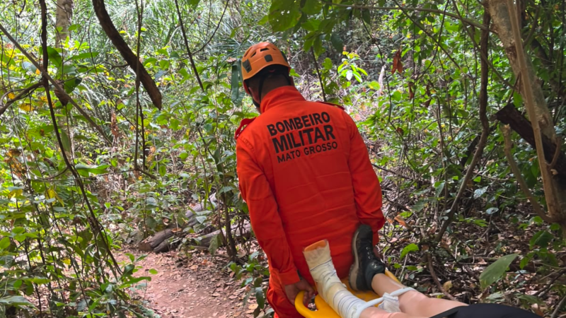 Corpo de Bombeiros resgata mulher ferida durante trilha em área de difícil acesso
