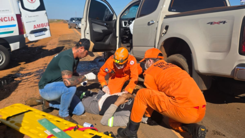 Batida entre caminhonetes deixa vítimas feridas em estado grave na rodovia BR-364