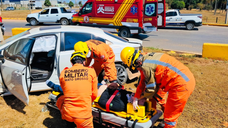Homem fica ferido após perder controle de veículo e colidir com rotatória em Mato Grosso