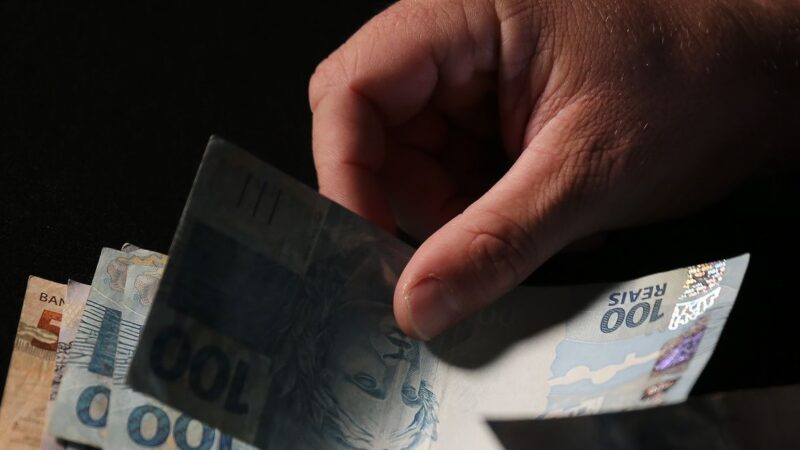 Trabalhadores nascidos em setembro e outubro recebem abono salarial