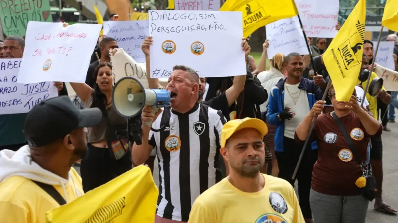 Camelôs protestam contra programa da prefeitura no Rio
