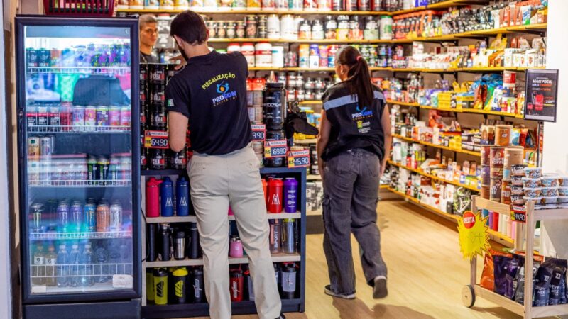 Operação flagra lojas com alimentos e até cosméticos vencidos em Cuiabá