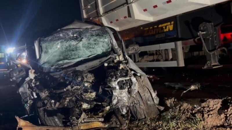 Homem morre em colisão frontal entre carro e carreta em rodovia  de Várzea Grande