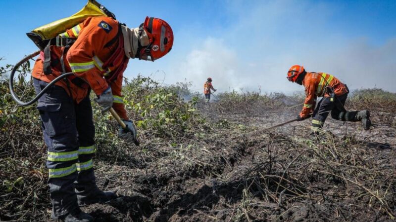 Corpo de Bombeiros extingue um incêndio e combate outros seis municípios de MT