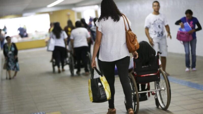 Famílias podem exigir apoio especializado para estudantes com deficiência nas escolas