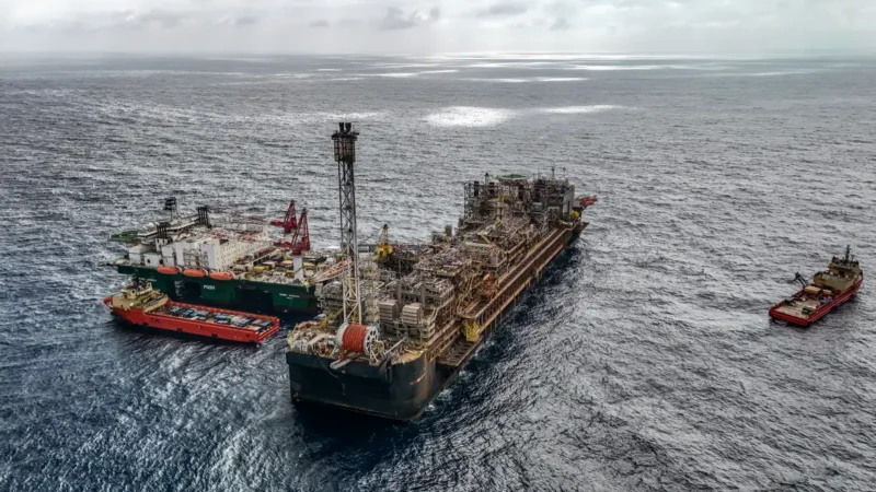 Petroleiros pedem Petrobras mais estatal e menor repasse a acionistas
