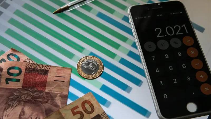 Pela 1ª vez desde março, mercado reduz expectativa para Selic em 2026