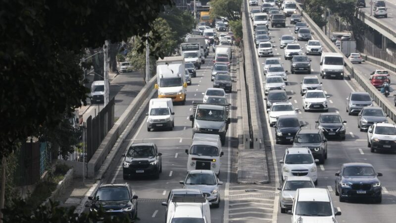 Paralisação de trens causa congestionamento nas ruas de SP