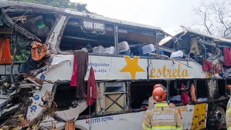 Nove pessoas morrem em tombamento de ônibus em Petrópolis