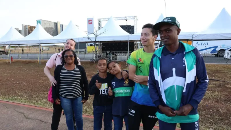 Público madruga para assistir ao desfile na Esplanada dos Ministérios