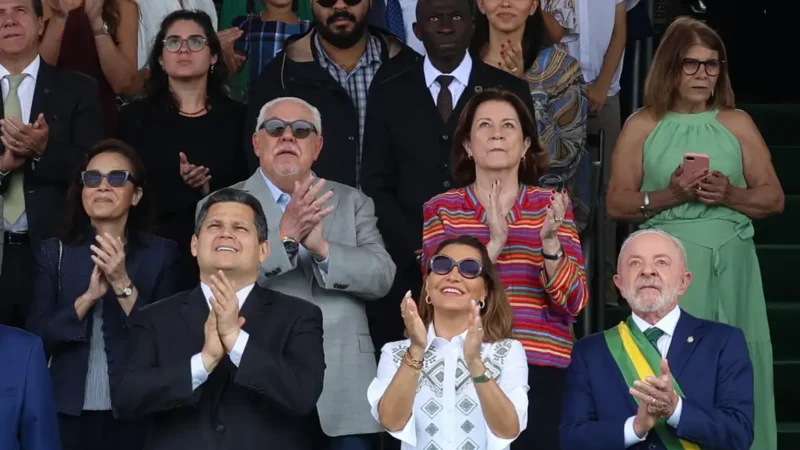 Começa o desfile cívico-militar do Dia da Independência em Brasília