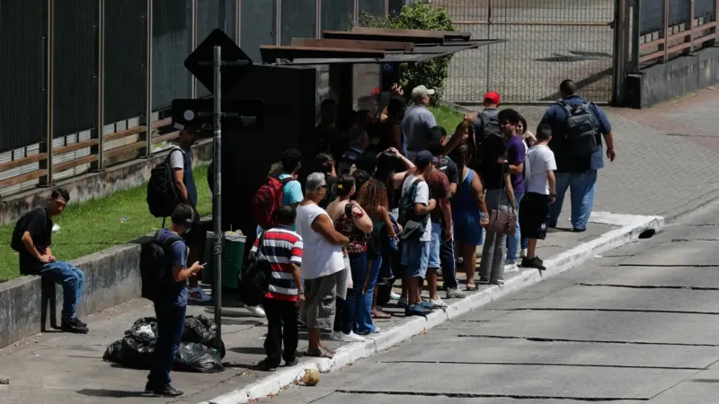 Motoristas de ônibus fazem paralisação na zona sul de São Paulo