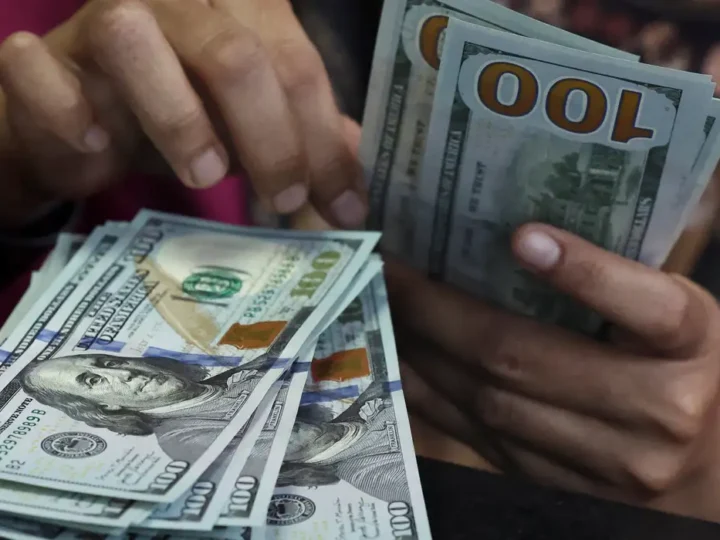 Dólar fecha abaixo de R$ 5 pela primeira vez desde maio