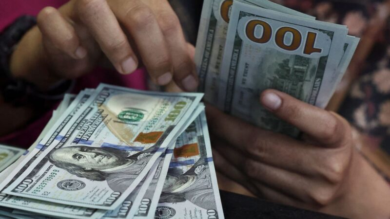 Dólar fecha abaixo de R$ 5 e recua 1,58% na semana
