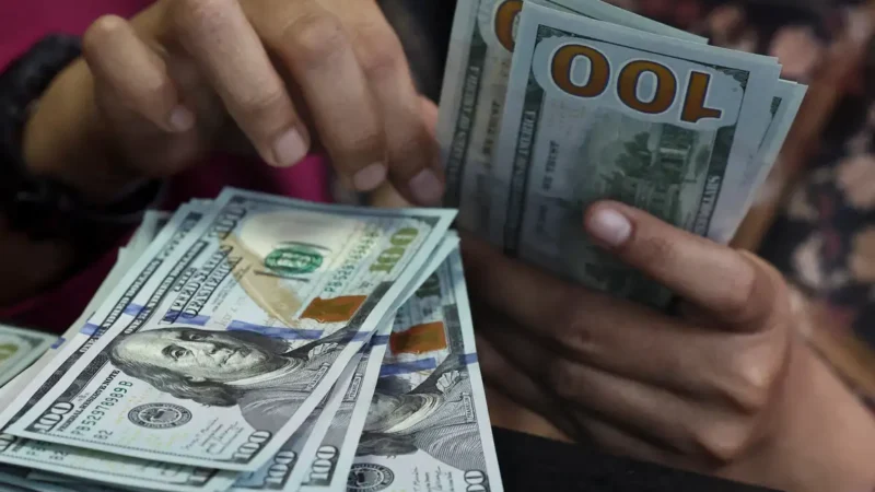 Dólar fecha abaixo de R$ 5 pela primeira vez desde maio