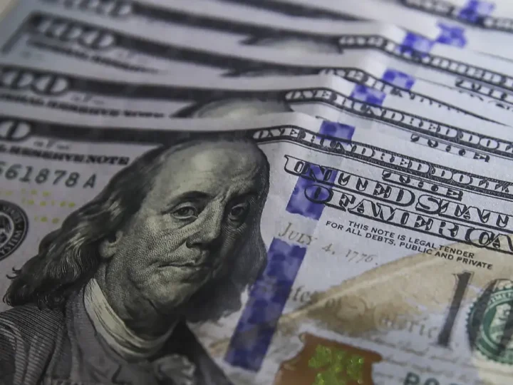 Dólar sobe 0,76% e fecha a R$ 5,39 em dia de cautela
