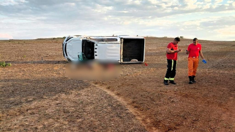 Mulher sofre traumatismo craniano e fica em estado grave após capotar caminhonete