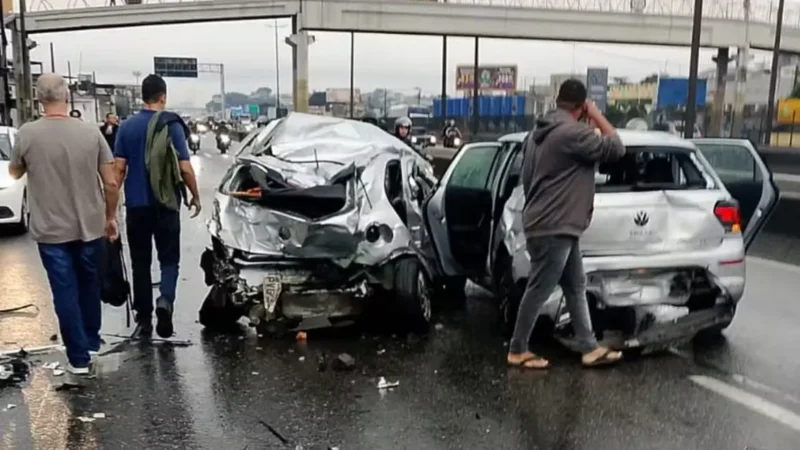Motorista infarta e engavetamento de 20 veículos deixa feridos no Rio